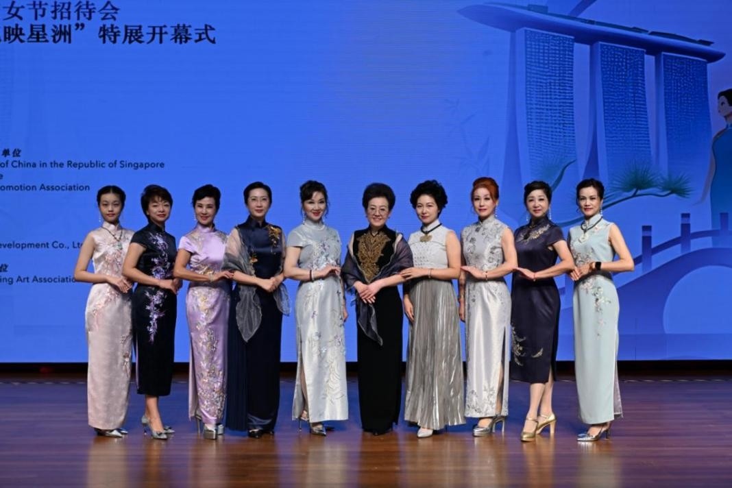 海派旗袍走秀展示著不同款式旗袍的獨(dú)特魅力。新加坡中國文化中心供圖