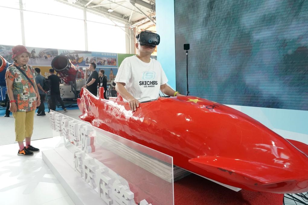2023年9月15日，觀眾在2023國際冬季運動（北京）博覽會現(xiàn)場通過VR設(shè)備體驗雪車。新華社記者 任超 攝