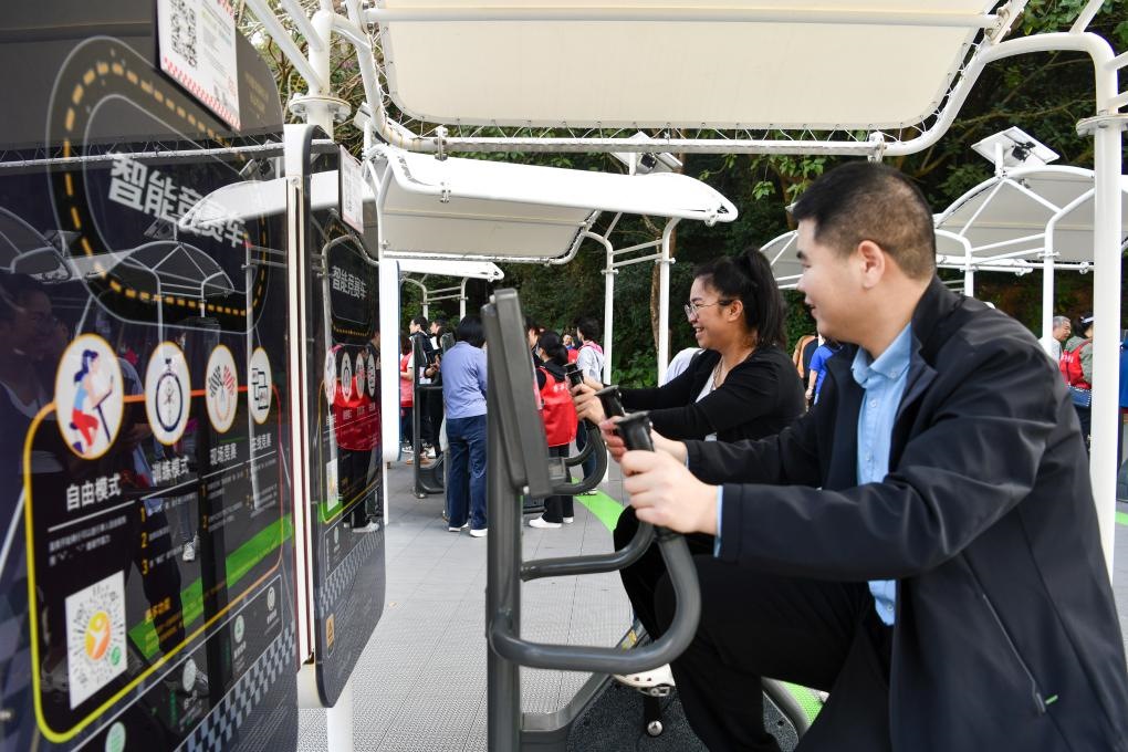 2024年1月20日，市民在蓮花山公園西區(qū)室外智能健身房參加競賽活動。當(dāng)日，深圳市室外智能健身競賽活動舉行。新華社記者 梁旭 攝