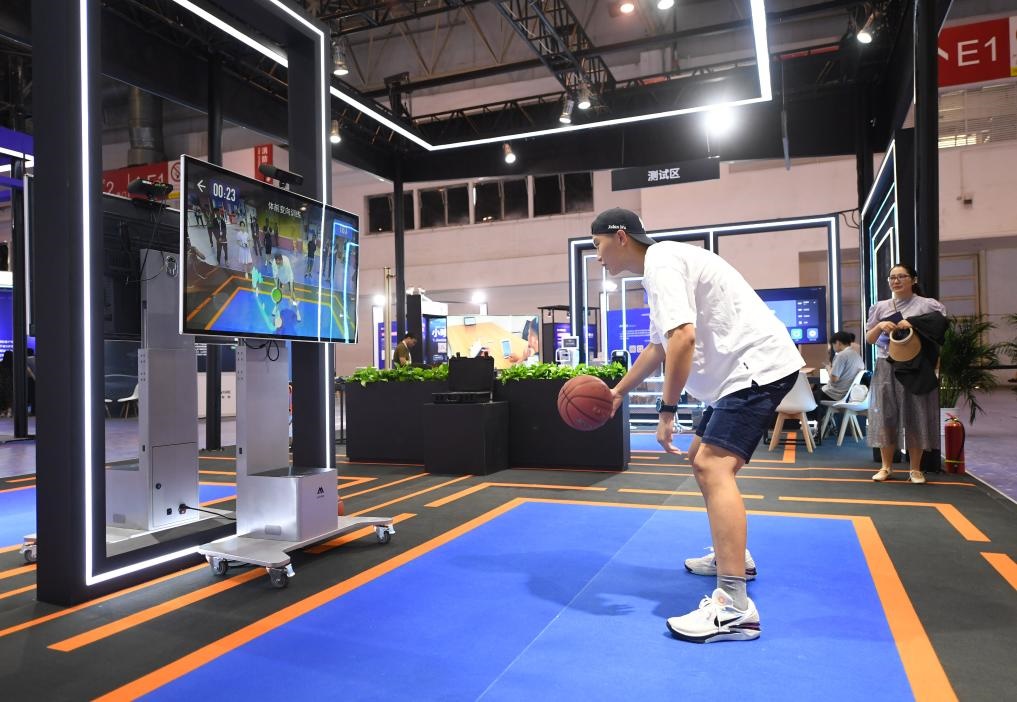 2023年8月25日，在HICOOL2023全球創(chuàng)業(yè)者峰會展覽展示區(qū)，觀眾體驗AI智慧體育運動系統(tǒng)。當(dāng)日，HICOOL2023全球創(chuàng)業(yè)者峰會在位于北京市順義區(qū)的中國國際展覽中心（新館）開幕。新華社記者 任超 攝
