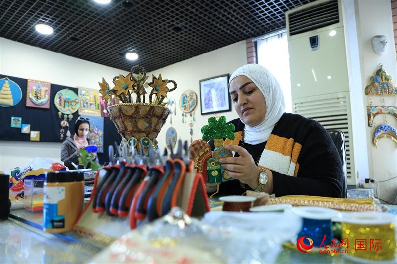 設(shè)計(jì)師娜達(dá)在制作巴比倫時期飾品。人民網(wǎng)伊納斯·易卜拉欣攝