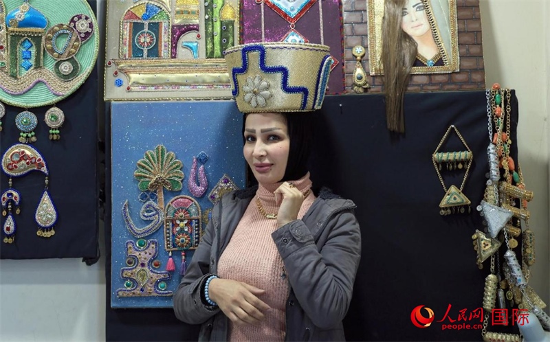 設(shè)計(jì)師展示亞述國王同款王冠。人民網(wǎng)伊納斯·易卜拉欣攝