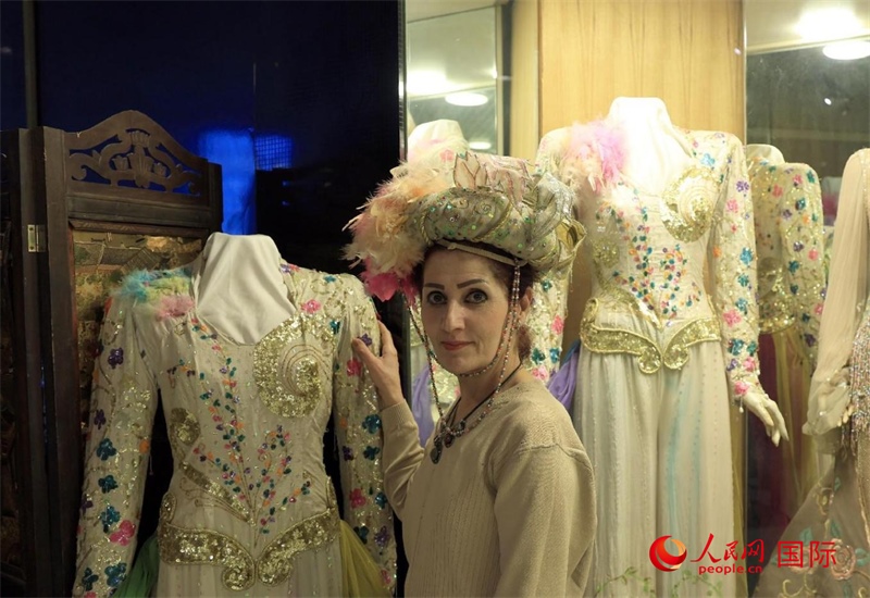 設(shè)計(jì)師展示阿拉伯阿巴斯王朝時期王冠。人民網(wǎng)伊納斯·易卜拉欣攝