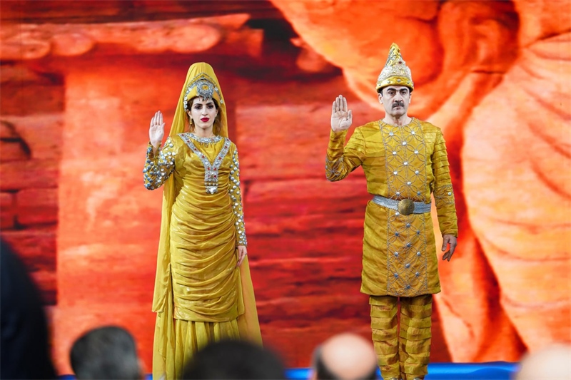 伊拉克時尚館舉辦的時裝展上，模特展示亞述時期服飾。伊拉克時尚館供圖