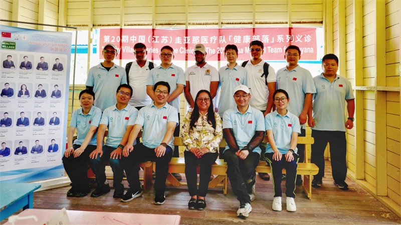 圭亞那印第安人事務(wù)部部長蘇凱（前排右三）在啟動(dòng)儀式上和中國醫(yī)療隊(duì)隊(duì)員合影。第二十期中國援圭亞那醫(yī)療隊(duì)供圖
