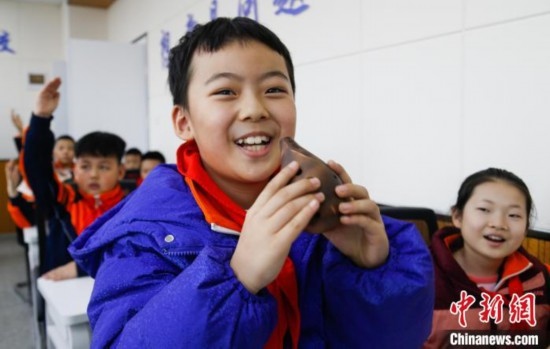 圖為學(xué)生在“國寶音樂會”社教課中體驗(yàn)吹陶塤。中新社記者 馬銘言 攝