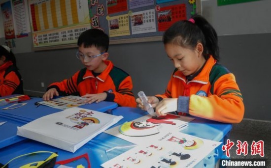 圖為學(xué)生參與“土族娃娃布貼畫”社教課。中新社記者 馬銘言 攝