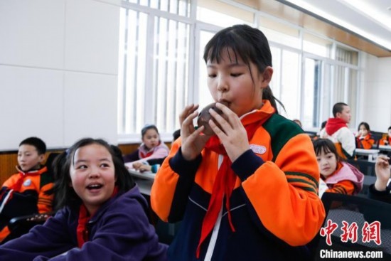 圖為學(xué)生在“國寶音樂會”社教課中體驗(yàn)吹陶塤。中新社記者 馬銘言 攝