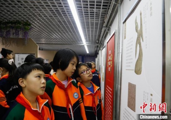 圖為學(xué)生參觀青海省博物館“1+3”主題流動展覽，了解木舞俑。中新社記者 馬銘言 攝