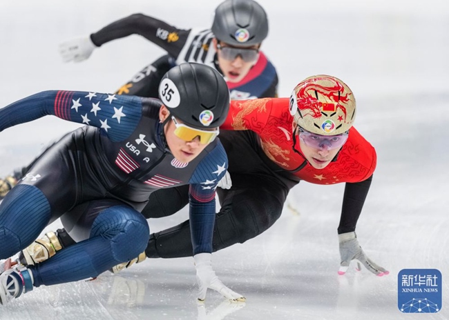 中國隊(duì)選手劉少昂（右）在比賽中。新華社記者 孫非 攝