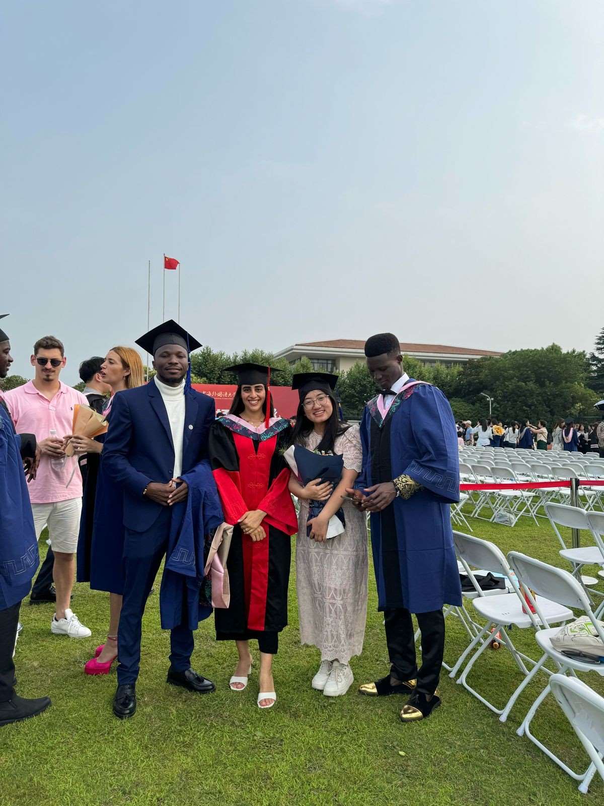 卡友琪（右三）在中國(guó)獲得學(xué)位后與同學(xué)合影。受訪者供圖