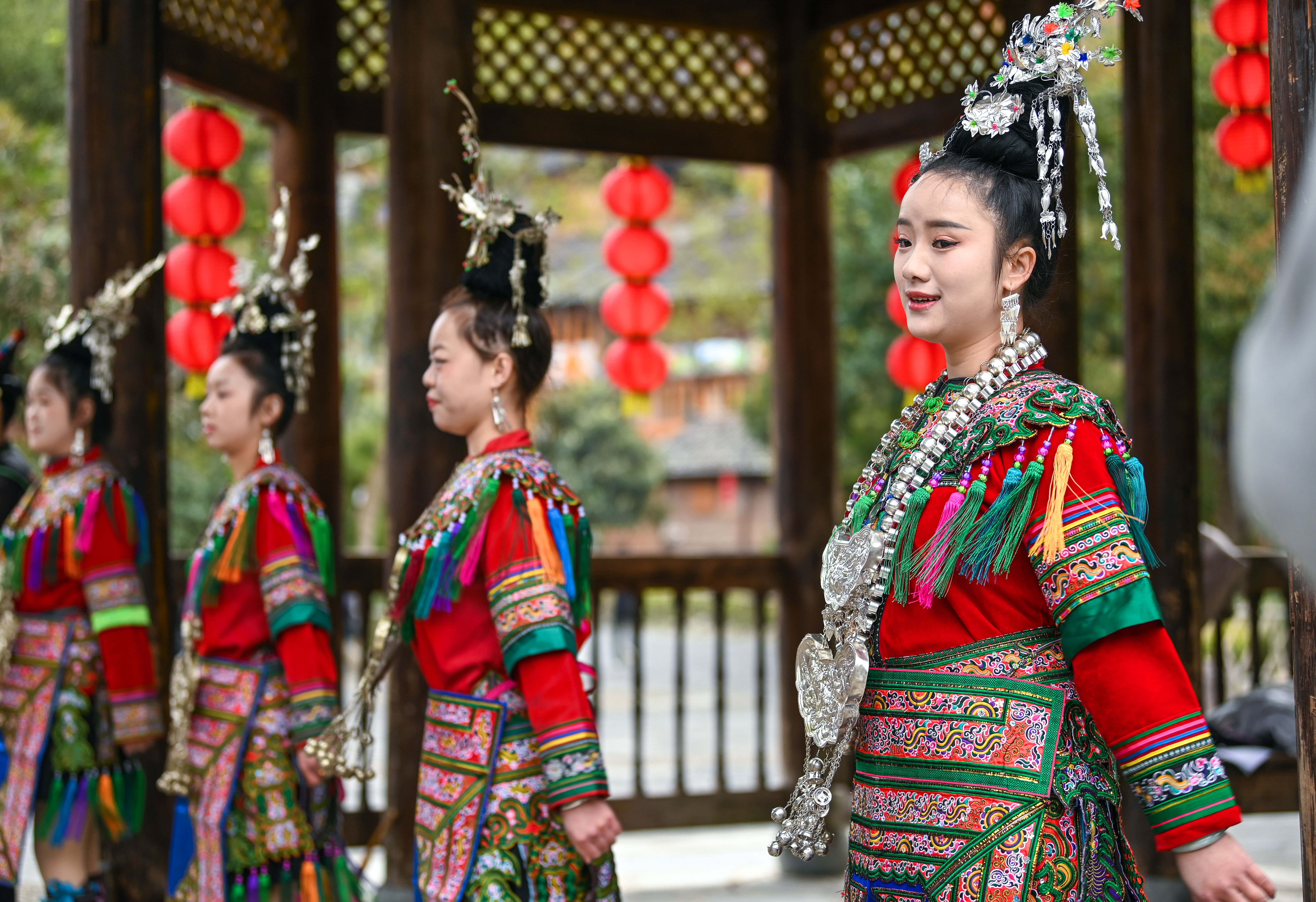  2025年3月18日，侗族群眾在貴州省黎平縣肇興侗寨給游客演唱侗族大歌。