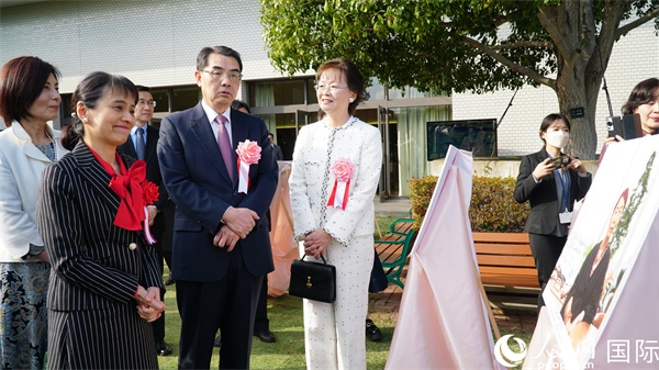 共同觀看女性成就圖片展。人民網(wǎng) 蔣曉辰攝