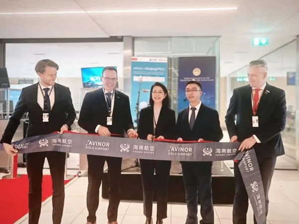 中國(guó)駐挪威大使侯悅（中）出席海航奧斯陸—北京直航開(kāi)航儀式。中國(guó)駐挪威大使館供圖