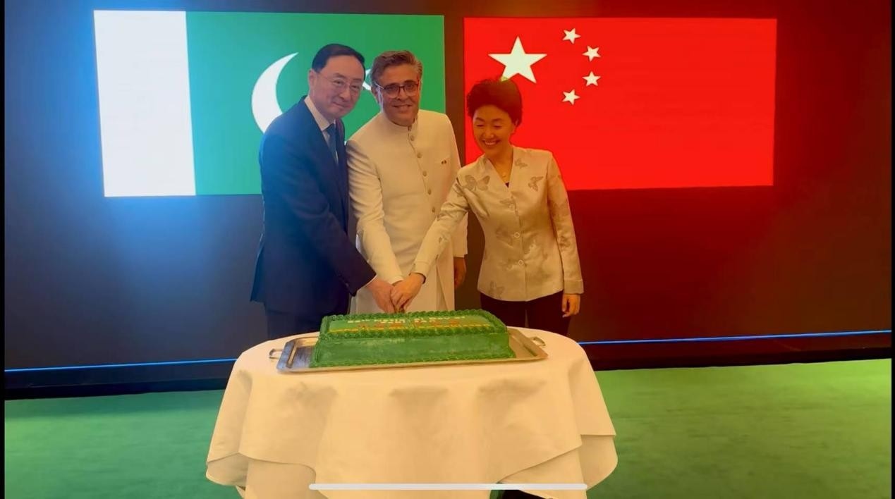 外交部副部長孫衛(wèi)東（左）、巴基斯坦駐華大使卡里爾·哈什米（中）、中聯(lián)部副部長孫海燕（右）共切蛋糕。巴基斯坦駐華大使館供圖