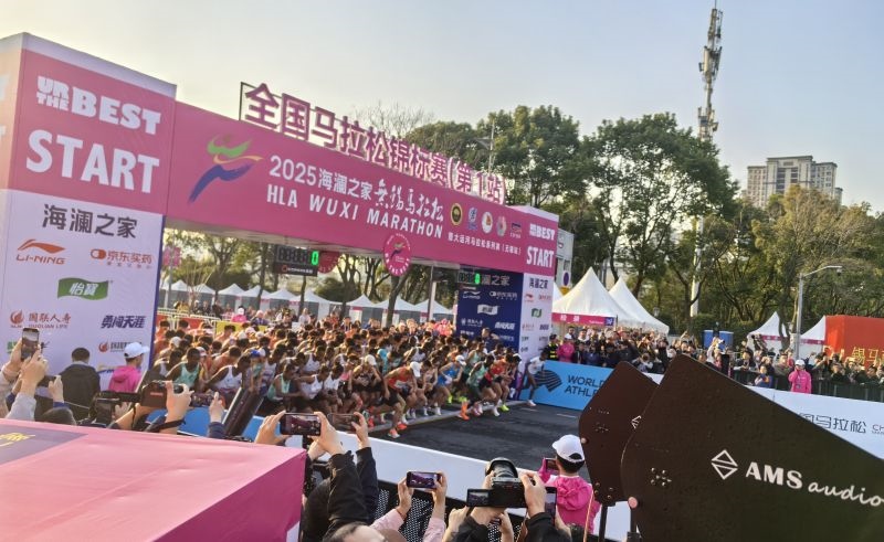 參賽選手沖出起跑線。 人民網(wǎng)記者 楊磊攝