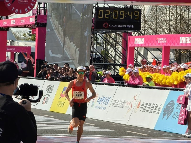 楊紹輝通過比賽終點。 人民網(wǎng)記者 楊磊攝