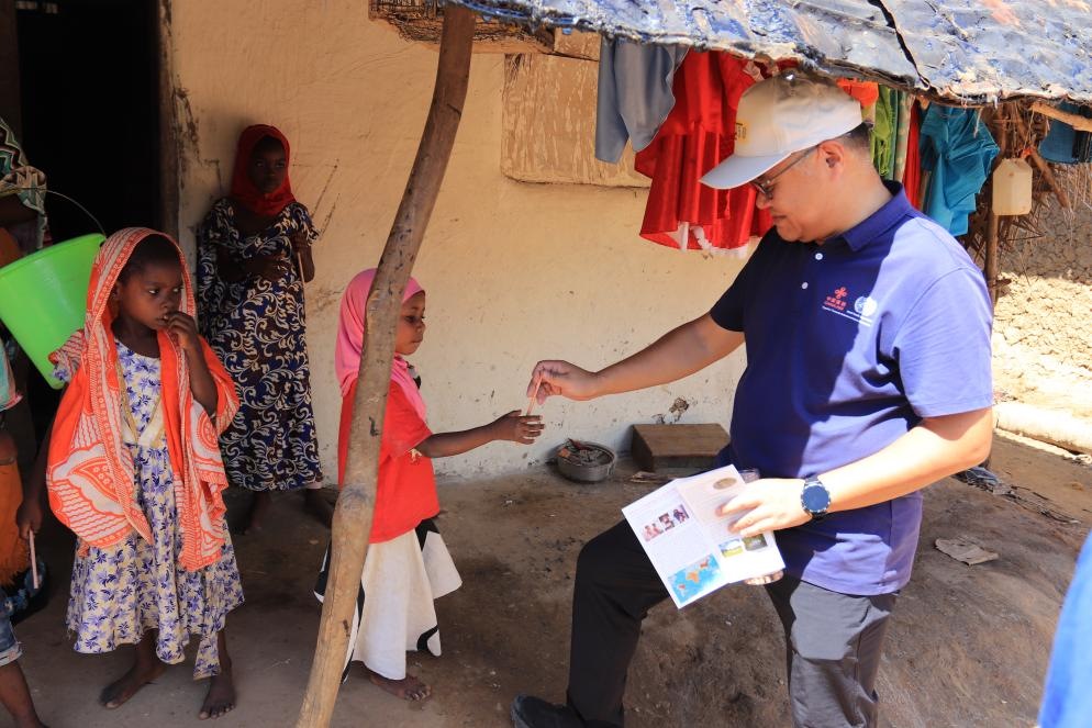 專(zhuān)家組向村民發(fā)放健康教育手冊(cè)和健康教育用品。專(zhuān)家組供圖