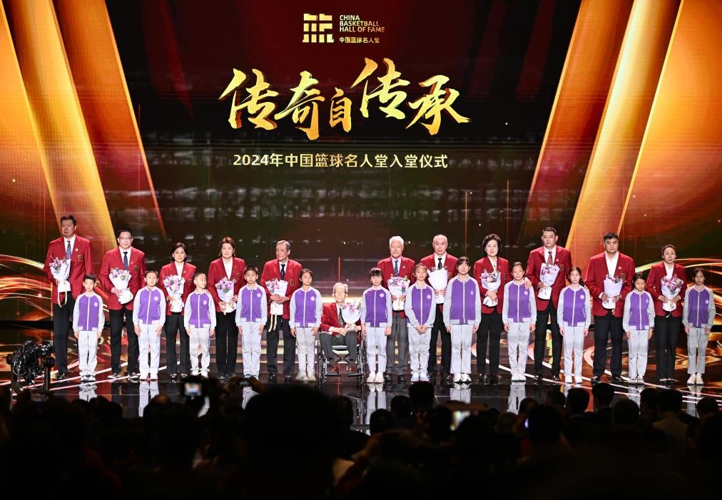 3月23日，在場(chǎng)的各屆中國(guó)籃球名人堂入堂人物在入堂儀式上合影留念。新華社記者 陳鐘昊 攝