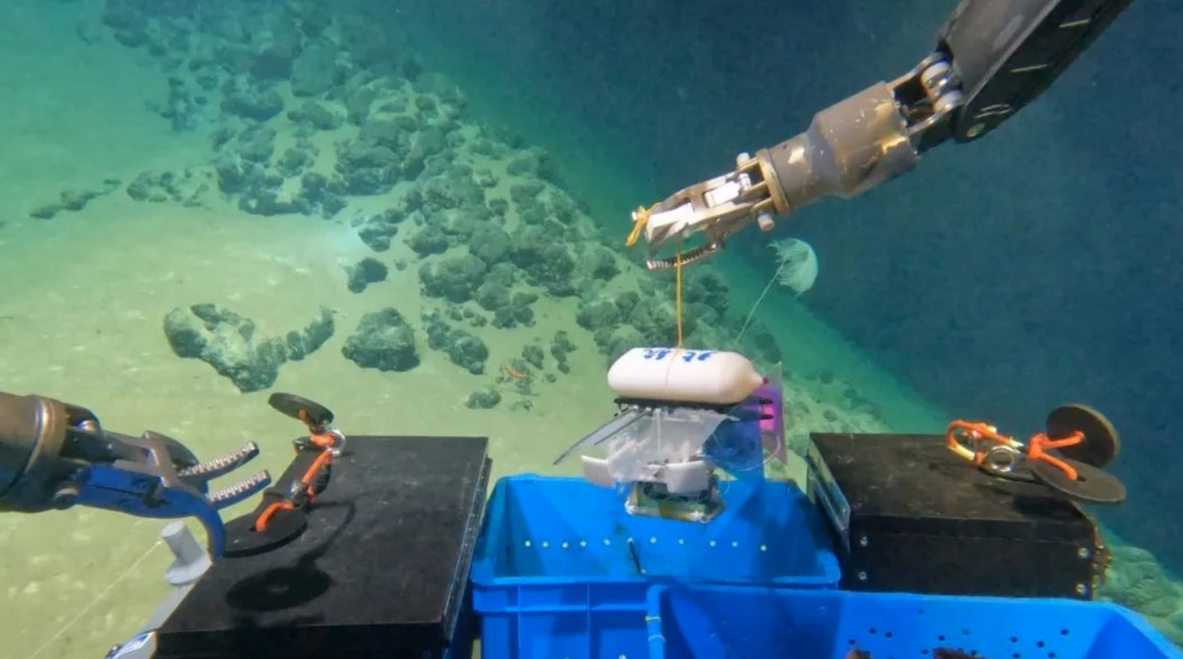 北航深海小型機器人在深海測試。校方供圖