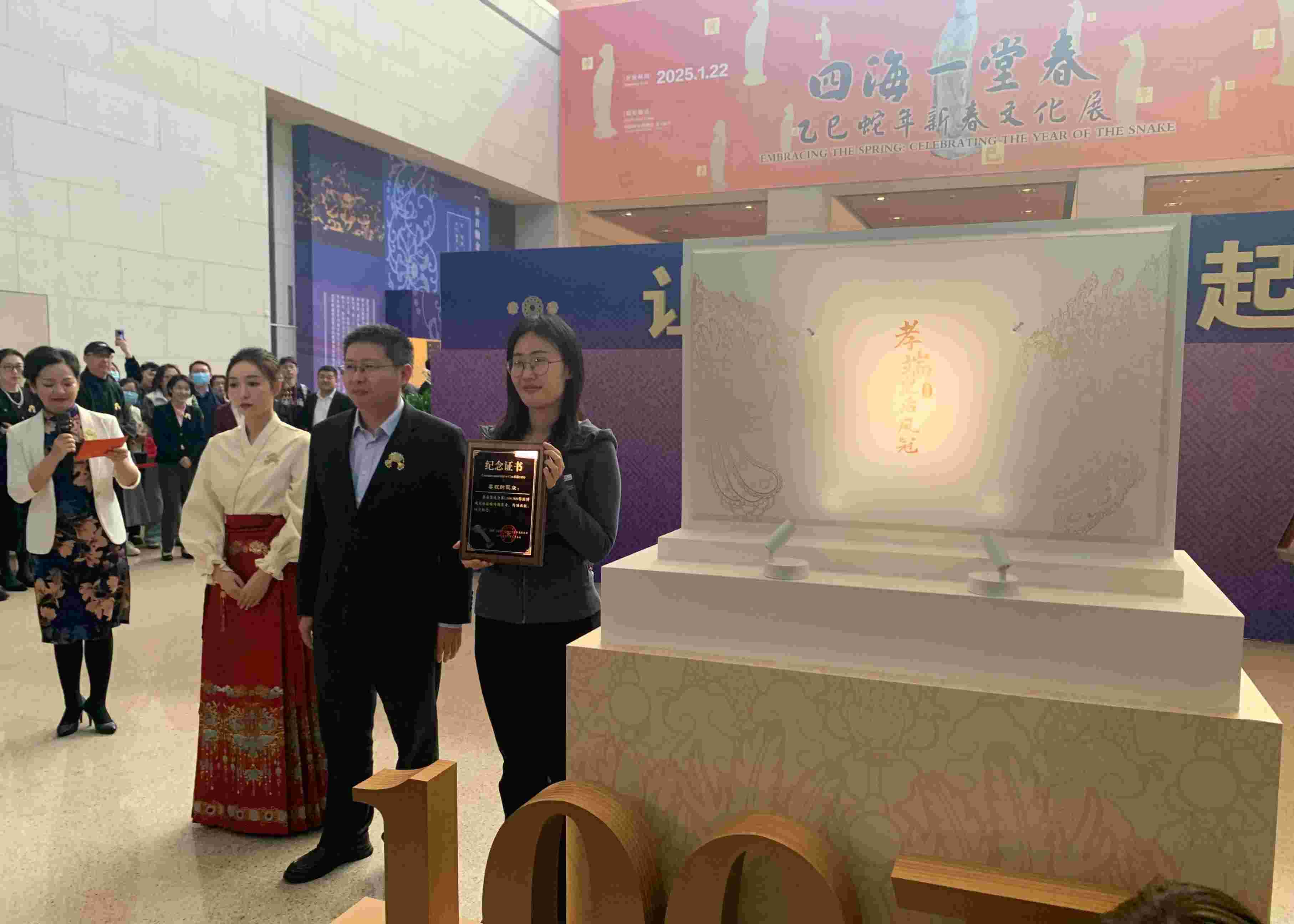 國(guó)博文創(chuàng)團(tuán)隊(duì)精心準(zhǔn)備了“紀(jì)念款鳳冠冰箱貼”和紀(jì)念證書(shū)贈(zèng)送給第100萬(wàn)件鳳冠冰箱貼的購(gòu)買者。人民網(wǎng)記者 劉穎穎攝