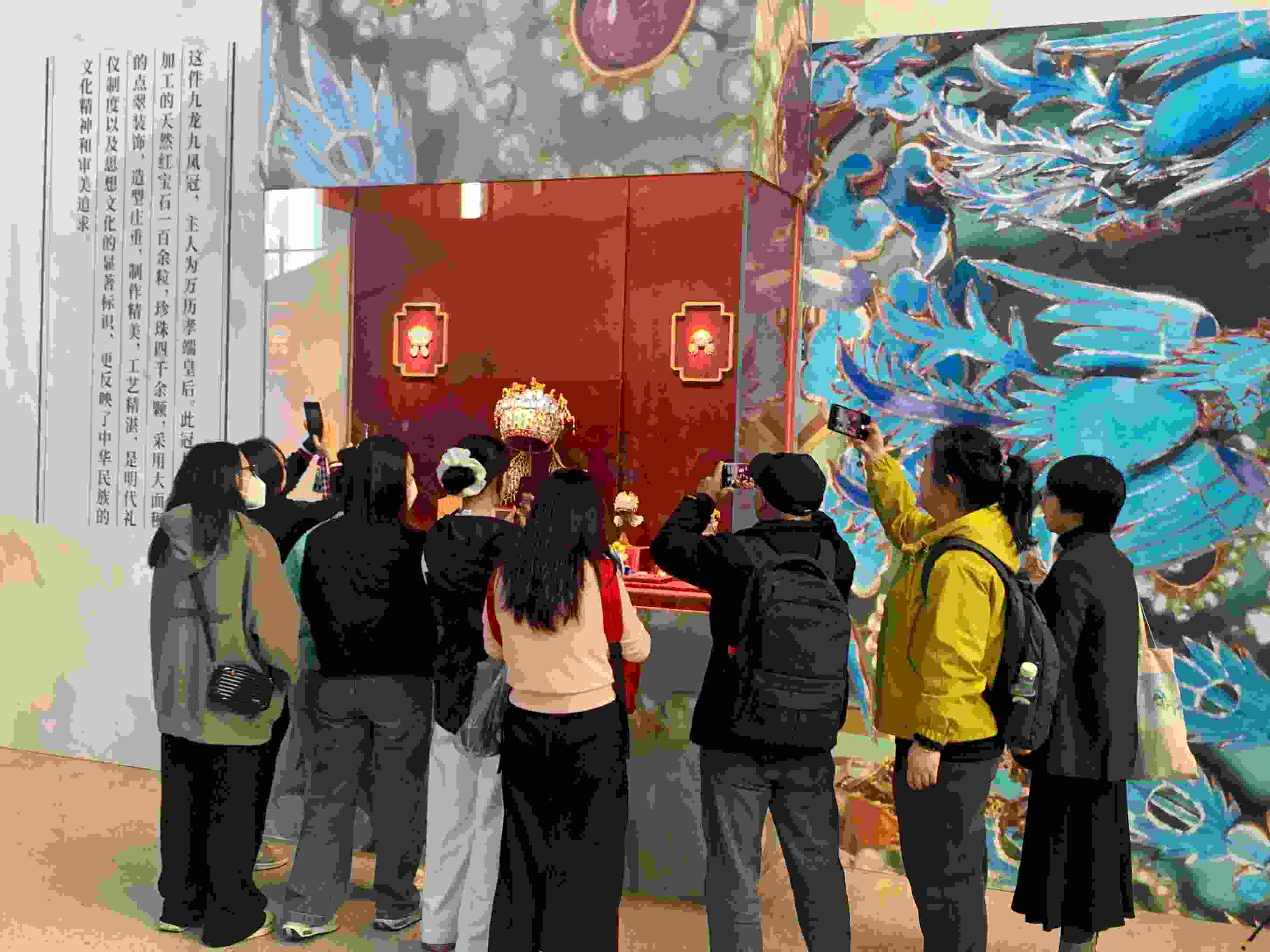 觀眾參觀國(guó)博鳳冠系列文創(chuàng)產(chǎn)品。人民網(wǎng)記者 劉穎穎攝