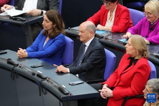 3月25日，在德國(guó)柏林，朔爾茨（中）出席新一屆德國(guó)聯(lián)邦議院首次全體會(huì)議。新華社記者 杜哲宇 攝