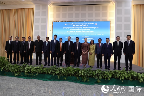 嘉賓合影。人民網(wǎng)記者 簡(jiǎn)承淵攝