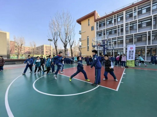 北京師范大學(xué)實(shí)驗(yàn)小學(xué)開展跳繩比賽。