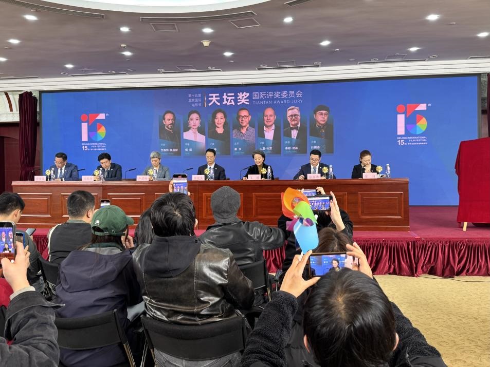 發(fā)布會(huì)現(xiàn)場(chǎng)公布本屆天壇獎(jiǎng)國(guó)際評(píng)委會(huì)陣容。人民網(wǎng)記者 劉微攝