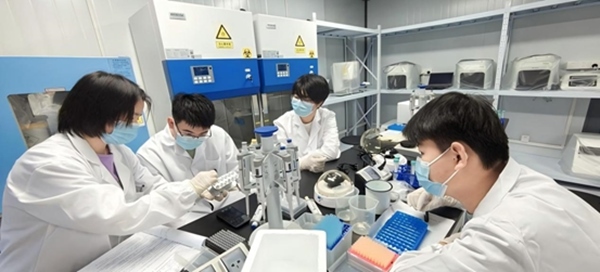 “個體基因解密實驗”預實驗課堂。東華大學供圖