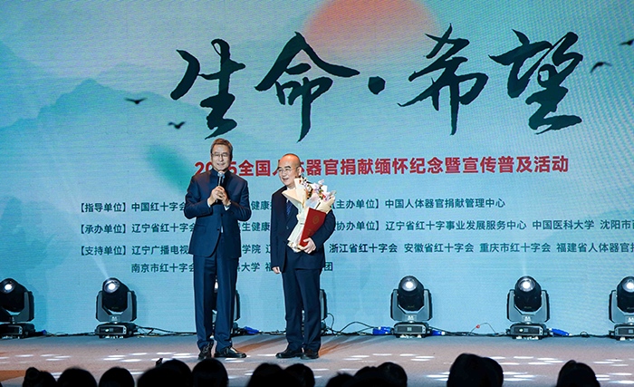 中國紅十字會副會長白巖松在現(xiàn)場采訪“人民英雄”張定宇教授。主辦方供圖