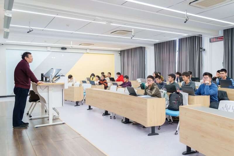 北航面向全校本科生開設(shè)《人工智能導(dǎo)論》通識(shí)必修課。校方供圖