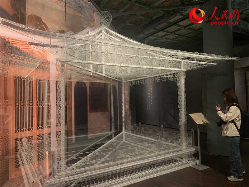 游客在故宮博物院參觀展覽。人民網(wǎng)記者 韋衍行攝