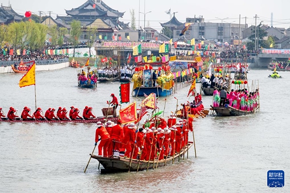 ?4月4日，選手在參加茅山會(huì)船盛會(huì) 。?新華社發(fā)（楊玉崗 攝）