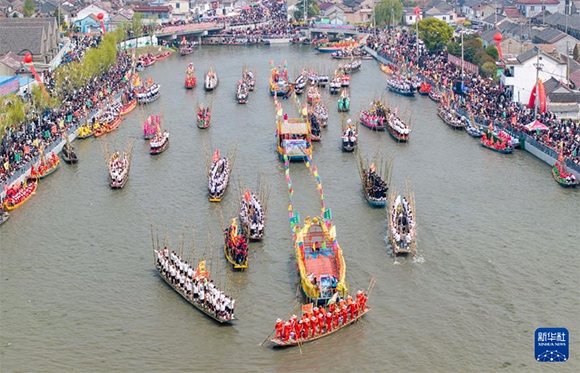 ?4月4日，選手在參加茅山會(huì)船盛會(huì)（ 無(wú)人機(jī)照片）。?新華社發(fā)（顧繼紅 攝）