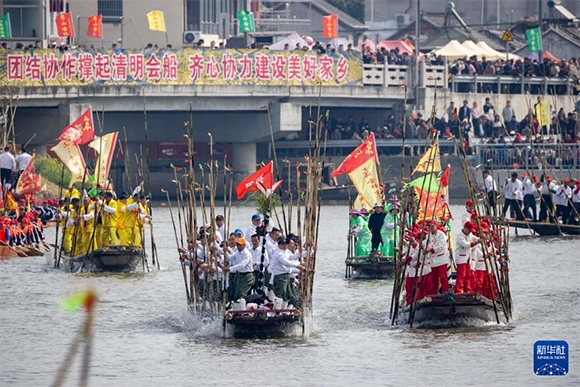 ?4月4日，選手在參加茅山會(huì)船盛會(huì)。新華社發(fā)（湯德宏 攝）