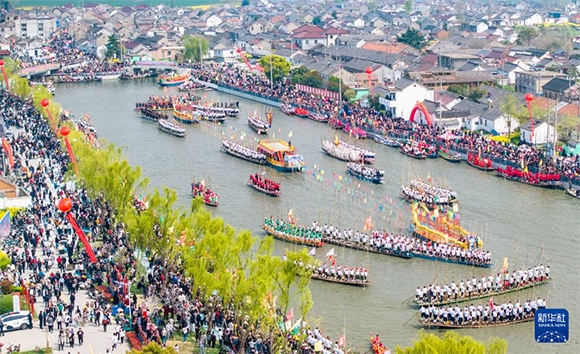 4月4日，選手在參加茅山會(huì)船盛會(huì)（無(wú)人機(jī)照片）。?新華社發(fā)（周社根 攝）