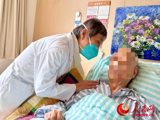 秦苑查房時(shí)詢問患者情況。人民網(wǎng) 陳葉欣攝