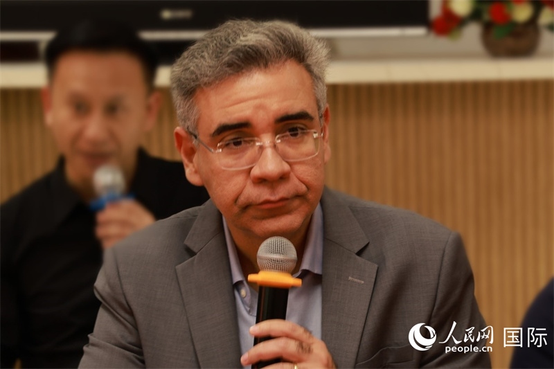 巴西弗魯米嫩塞聯(lián)邦大學(xué)教授、中國(guó)問(wèn)題專(zhuān)家埃萬(wàn)德羅·卡瓦略在座談會(huì)上致辭。人民網(wǎng)記者 陳海琪攝
