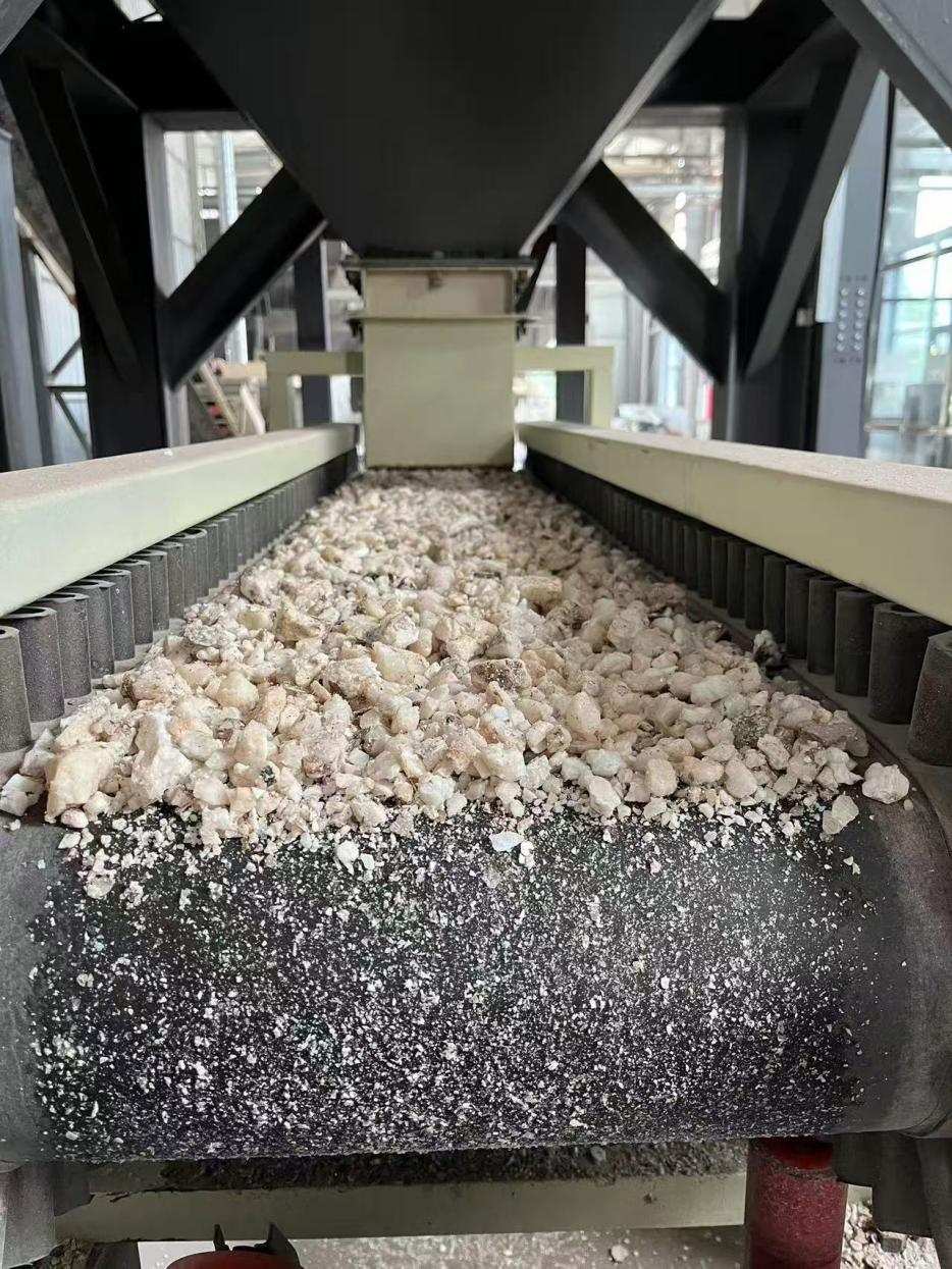 高純石英生產(chǎn)線。自然資源部供圖