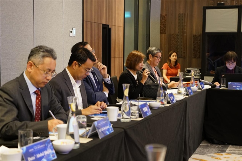 《南洋商報(bào)》總編輯羅依薇（左四）進(jìn)行致辭。林俊揚(yáng)攝