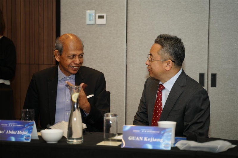 分享會(huì)現(xiàn)場(chǎng)，中方記者同與會(huì)代表進(jìn)行友好交流。林俊揚(yáng)攝