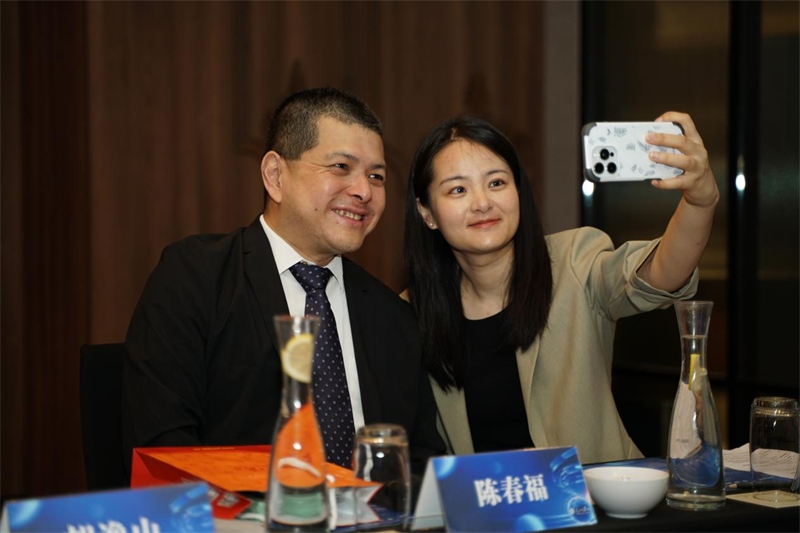 分享會(huì)上，中方記者同與會(huì)代表合影留念。林俊揚(yáng)攝