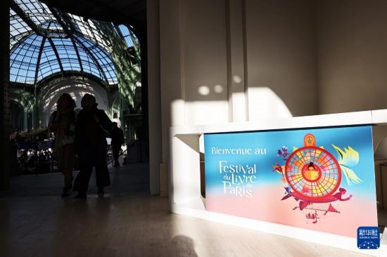 4月11日，人們?cè)诜▏屠璐蠡蕦m參加2025巴黎書展。新華社記者 高靜 攝