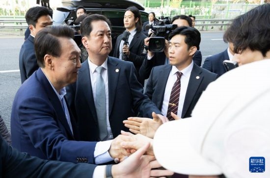 4月11日，韓國前總統(tǒng)尹錫悅（左一）在離開首爾漢南洞官邸時與支持者握手。新華社發(fā)（全休相攝）