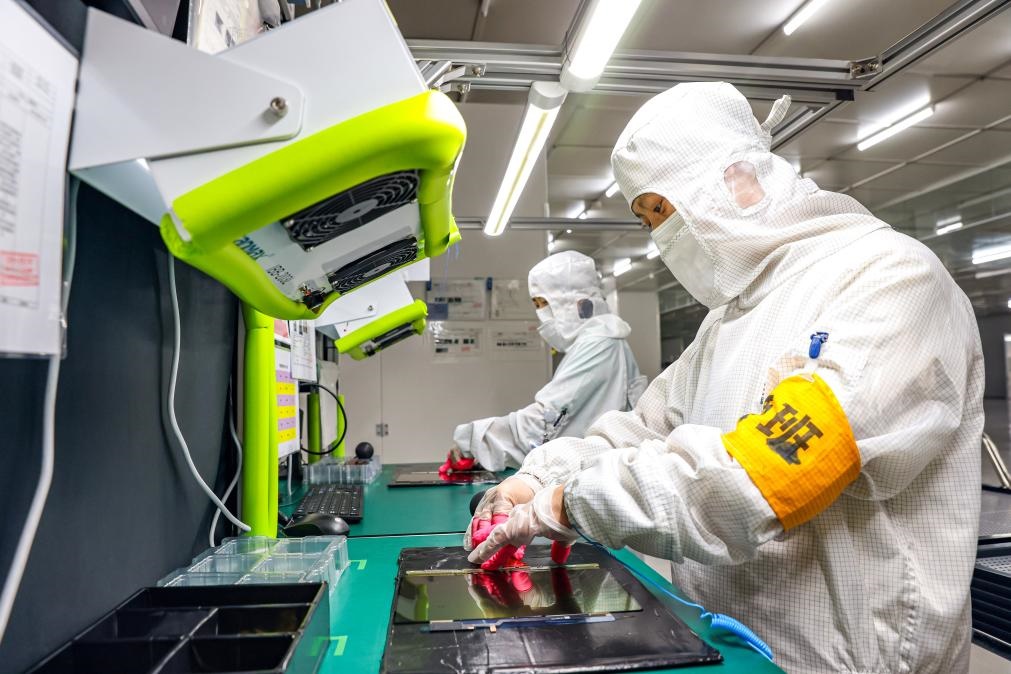 3月27日，在位于寧夏賀蘭工業(yè)園區(qū)的湯姆森電氣有限公司生產(chǎn)車間內(nèi)，工作人員制作硅膠絕緣護(hù)套。新華社記者 楊植森 攝