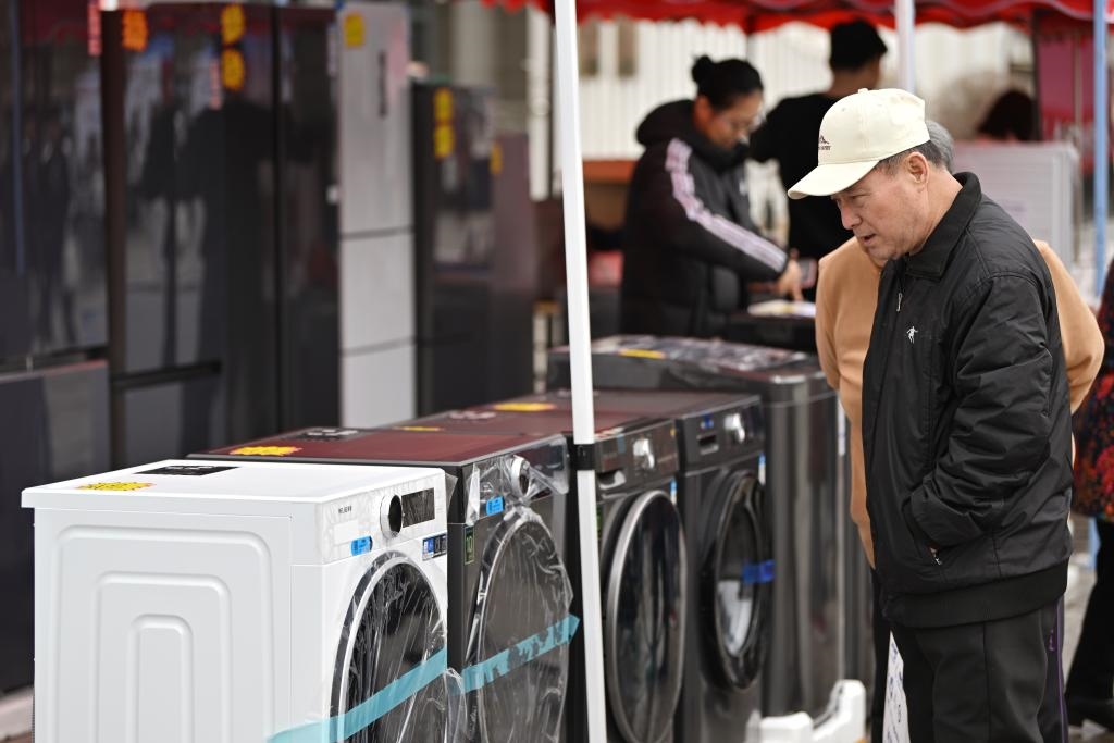 3月28日，天津市北辰區(qū)舉行2025年消費(fèi)品以舊換新惠民服務(wù)活動(dòng)，吸引眾多市民前來(lái)選購(gòu)。新華社記者 李然 攝