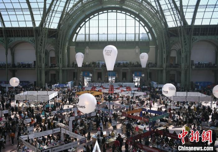 當(dāng)?shù)貢r間4月11日，2025年巴黎圖書節(jié)在巴黎大皇宮揭幕。圖為巴黎大皇宮的圖書節(jié)現(xiàn)場。中新社記者 李洋 攝