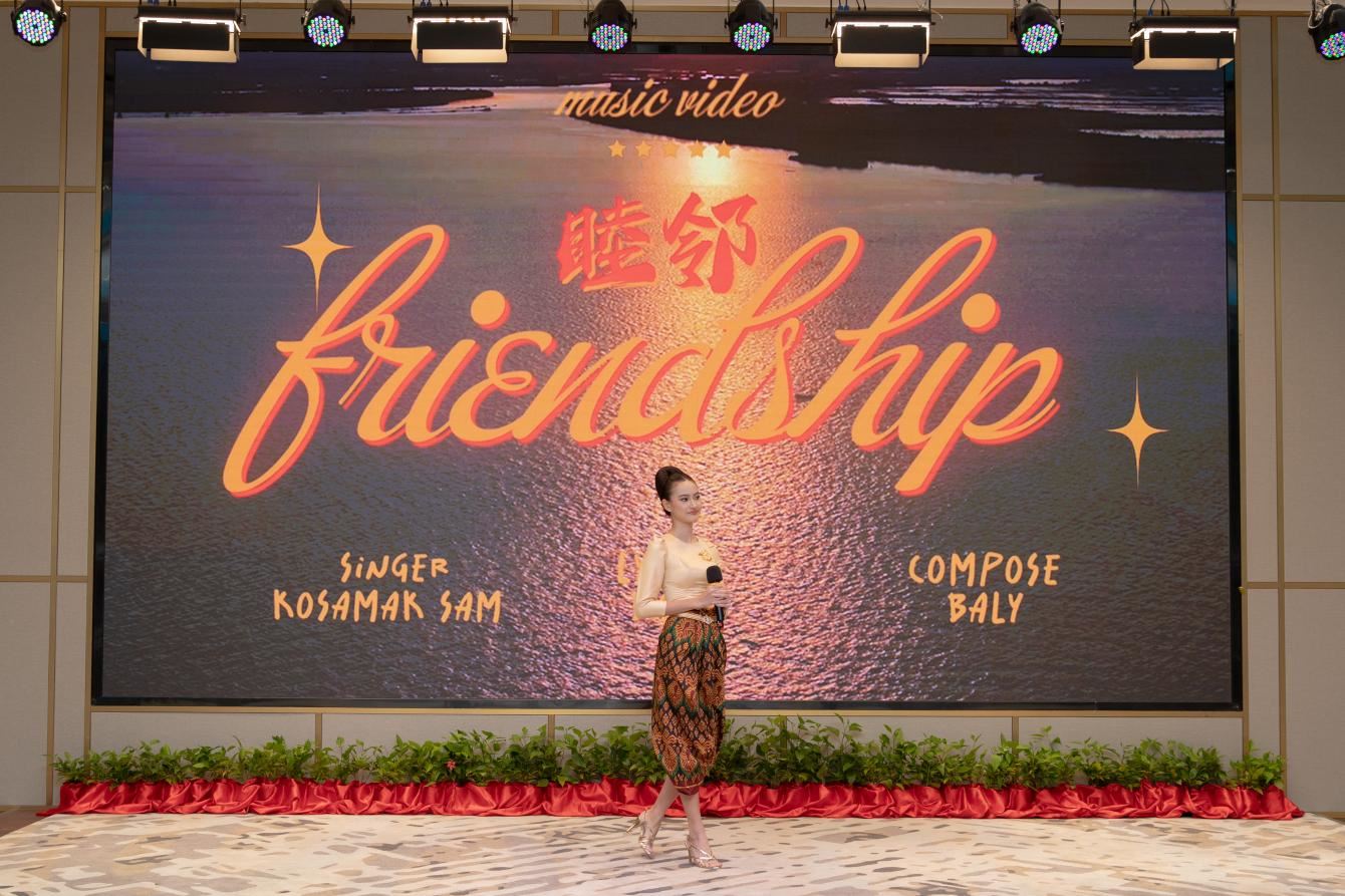 柬埔寨歌手珂撒瑪演唱紀(jì)錄片《睦鄰·柬埔寨》主題曲。柬埔寨數(shù)字電視有限公司供圖